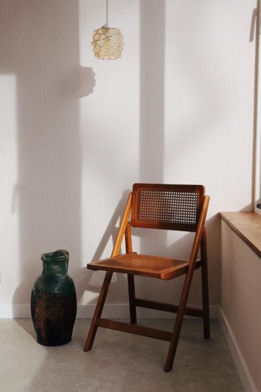 <p>Situées en rez-de-jardin, lumineuses, accueillantes et en harmonie avec la nature, les chambres proposent une atmosphère sobre et délicate par le choix des matières. Elles sont pensées pour ne rien perdre de cet environnement exceptionnel et de cette lumière si particulière.<br />
Les petits déjeuners sont élaborés à partir de produits locaux et biologiques.</p>
- Maison Les Grands Chênes