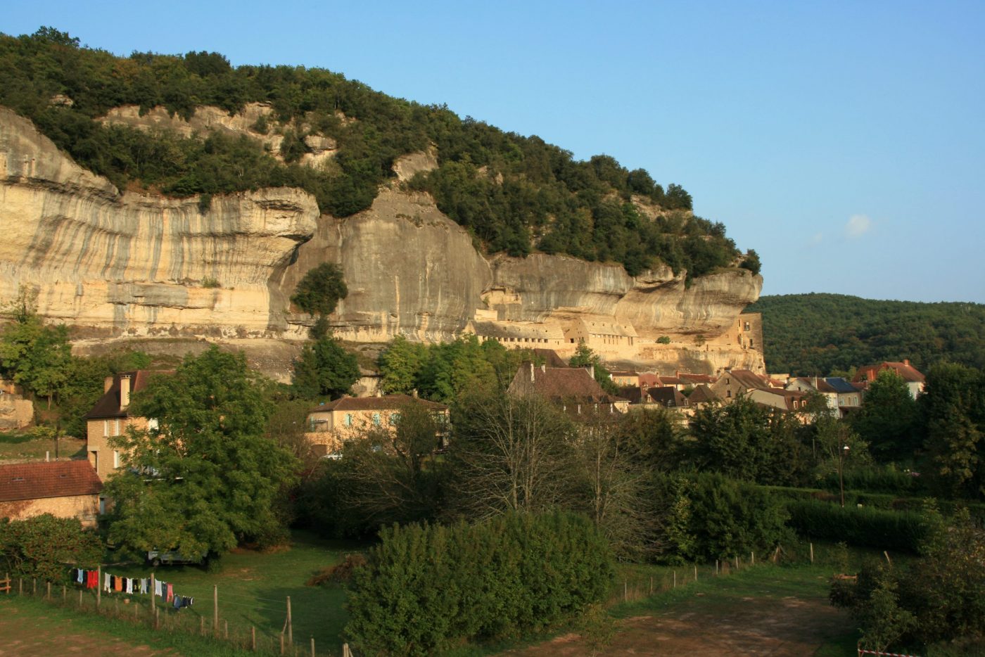 Nichée au cœur de la Vallée de la Vézère, vallée de la préhistoire et des châteaux classée au Patrimoine mondial de l’UNESCO, la maison Les Grands Chênes est située à 7 Km des Grottes de Lascaux, à 20 Km de Sarlat et à 17 Km des Eyzies. - Maison Les Grands Chênes
